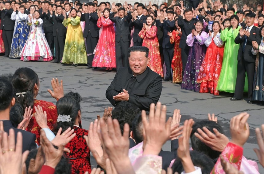 労働新聞は16日、「全国のすべての選挙区で、朝鮮民主主義人民共和国最高人民会議第15期代議員選挙が15日に実施された」とし、金正恩（キム・ジョンウン）国務委員長が順川（スンチョン）地区青年炭鉱連合企業所天聖青年炭鉱に設けられた投票所を訪れ、投票したと報じた。労働新聞、ニュース1