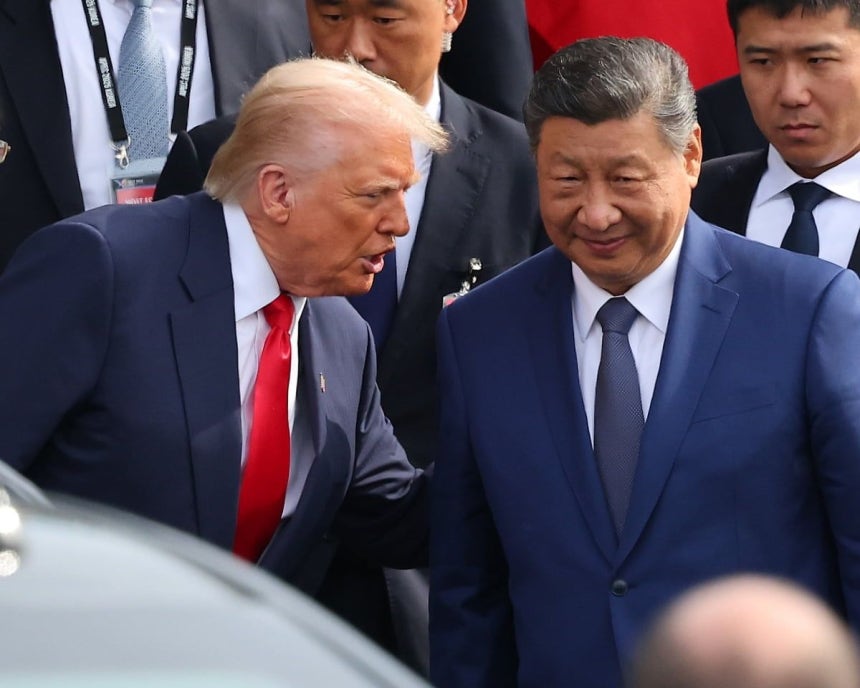 中国が、ホルムズ海峡への軍艦派遣を求める米国の要請を事実上拒絶した。米国のドナルド・トランプ大統領（左）と中国の習近平国家主席が昨年10月30日、釜山（プサン）APECで首脳会談を終え、会談場を後にしている。聯合ニュース 