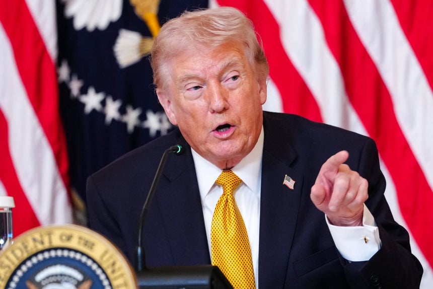 米国のドナルド・トランプ大統領が16日（現地時間）、ワシントンD．C．のホワイトハウスでトランプ・ケネディ・センター理事会との昼食会を前に記者会見を行っている。EPA＝聯合ニュース