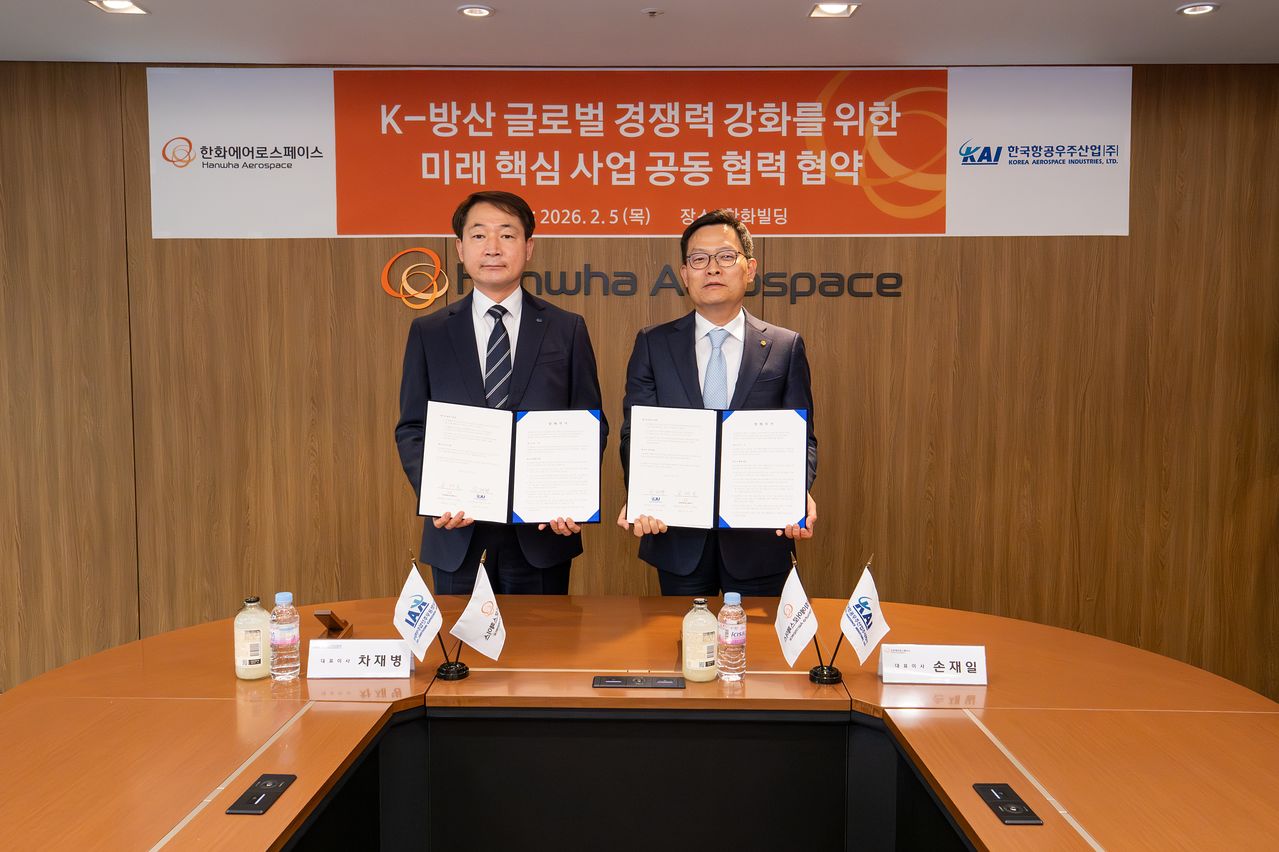 先月5日に韓国航空宇宙（KAI）のチャ・ジェビョン代表理事（左）とハンファエアロスペースの孫在一代表理事がソウルのハンファビルで韓国防衛産業の世界的競争力強化に向けた未来核心事業共同協力協約の締結式を行った。［写真 各社］