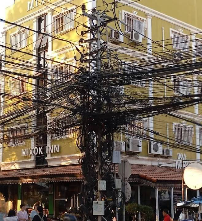   電線などが複雑に絡むラオスの首都の電柱 ［グーグルマップ キャプチャー］