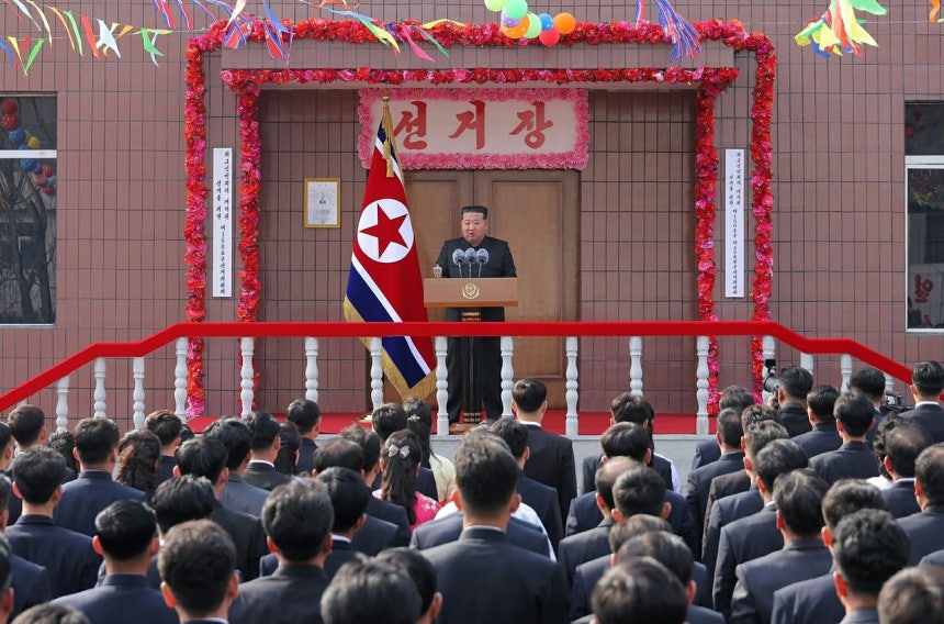 15日、順天（スンチョン）地区青年炭鉱連合企業所の天聖青年炭鉱に設置された投票所で演説する金正恩（キム・ジョンウン）国務委員長 ［労働新聞、ニュース1］