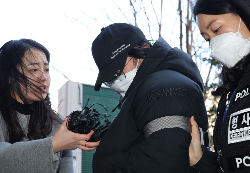 1歳8カ月の娘を放置して死亡させた疑いを受ける20代の母親が7日午後、拘束前被疑者尋問（令状実質審査）が行われる仁川（インチョン）地裁に向かっている。 ［聯合ニュース］