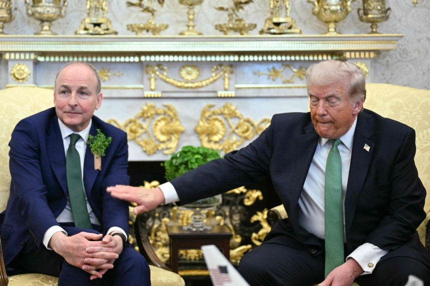  米国のドナルド・トランプ大統領（右側）が17日（現地時間）ワシントンD．C．ホワイトハウスを訪問したアイルランドのミホール・マーティン首相と二者会談を行っている。AFP＝聯合ニュース