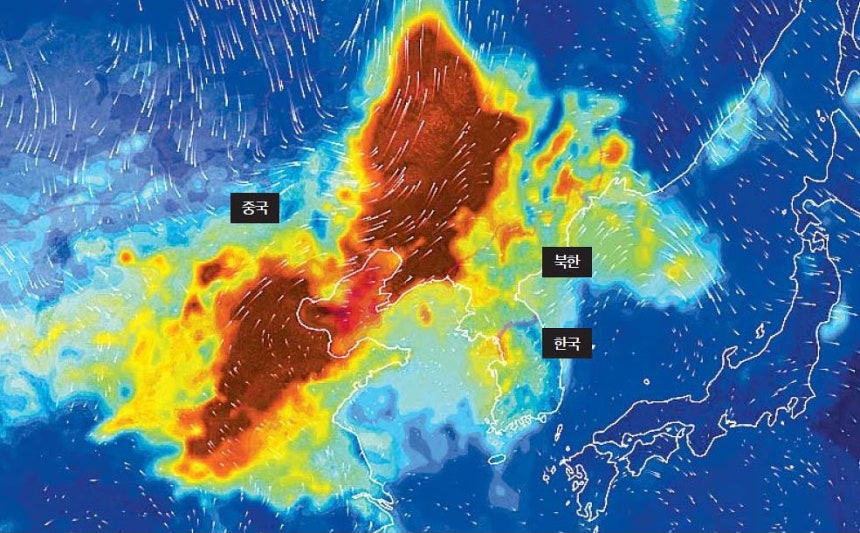 17日午前9時45分、千里眼（チョンリアン）衛星2B号が捉えた中国東北部の微小粒子状物質の分布。北西風が微小粒子状物質を南東へ流している様子だ。気候エネルギー環境部は同日午前6時～午後9時、首都圏および忠清南道（チュンチョンナムド）地域に対し微小粒子状物質の危機警報「関心」段階を発令し、非常低減措置を実施した。［写真　国立環境科学院］