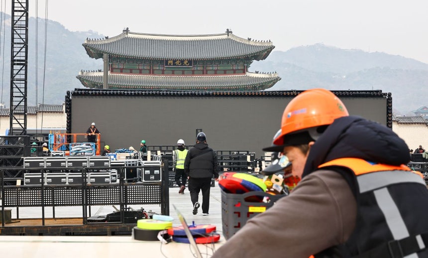 グループBTS（防弾少年団）のソウル光化門（クァンファムン）広場でのカムバック公演を5日後に控えた16日、ソウル鐘路区（チョンノグ）の光化門広場で関係者がステージの設置作業を行っている。キム・ジョンホ記者