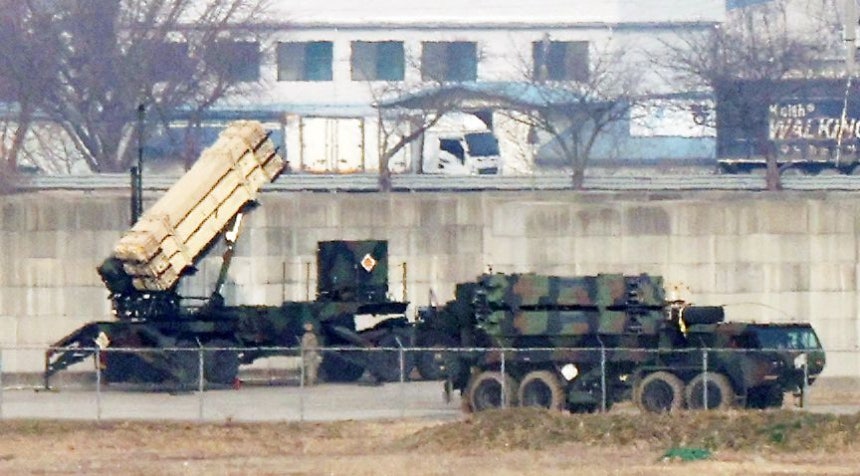 慶尚北道星州（ソンジュ）にあるTHAAD発射台6基が中東地域に搬出されたと伝えられた中、11日、京畿道平沢市（ピョンテク）の在韓米軍烏山（オサン）空軍基地に防空武器体系のパトリオットミサイルが配備されている。最近、米国は在韓米軍の地対空防空武器パトリオット（PAC3）に続いてTHAAD装備の一部まで中東に搬出する動きが捕捉された。 ［ニュース1］