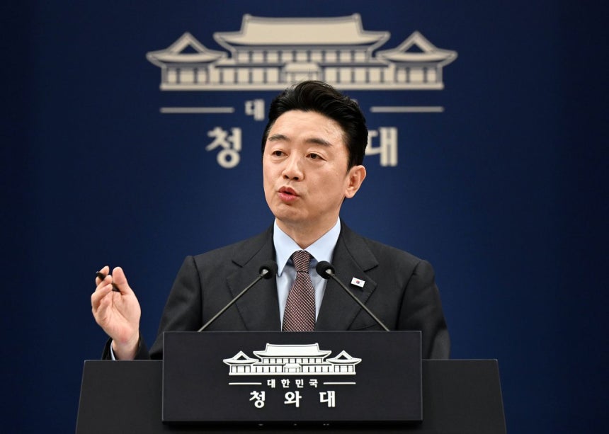 韓国の姜勲植（カン・フンシク）大統領秘書室長。青瓦台写真記者団