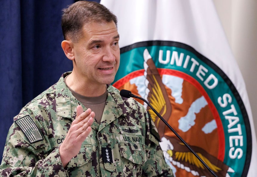 今月5日（現地時間）、米フロリダ州タンパのマクディール空軍基地に位置する米中央司令部（CENTCOM）本部で、ブラッド・クーパー司令官が記者会見を行っている。［EPA＝聯合ニュース］