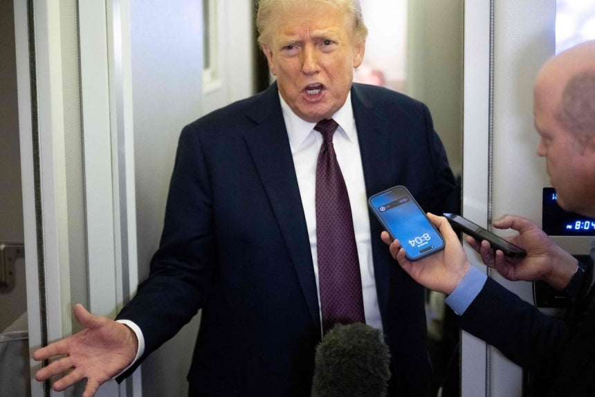 米国のドナルド・トランプ大統領が15日（現地時間）、エアフォースワンの機内で取材陣の質問に答えている。AFP＝聯合ニュース