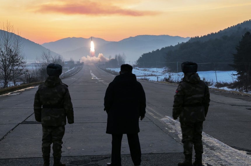 北朝鮮は1月4日､金正恩（キム･ジョンウン）労働党総書記の立ち会いのもと､極超音速ミサイルの発射訓練を実施した｡ニュース1