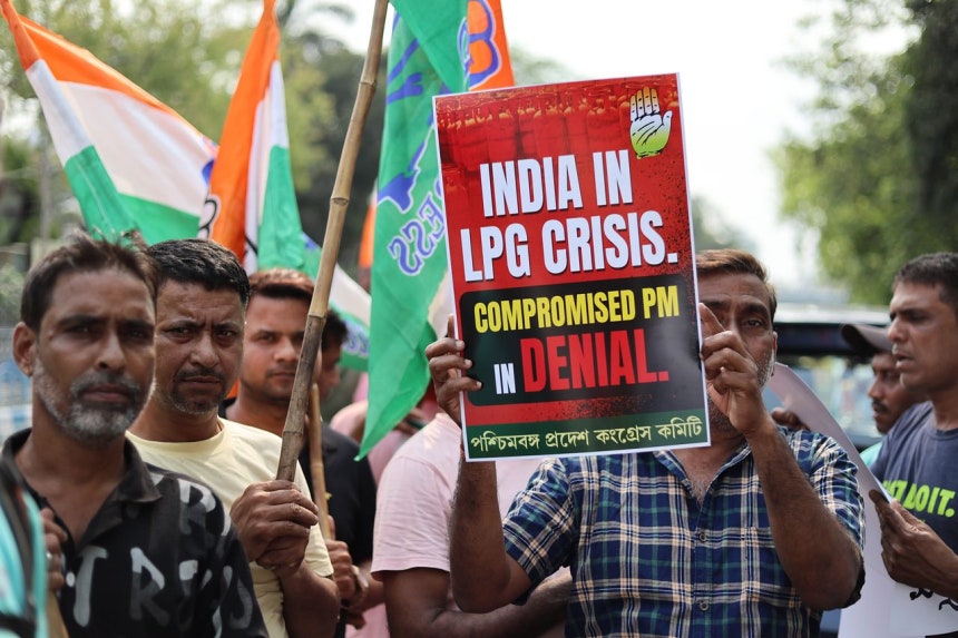 16日（現地時間）、インド・コルカタで液化石油ガス（LPG）不足事態に抗議し、中央政府を強く非難するデモが発生した。EPA＝聯合ニュース