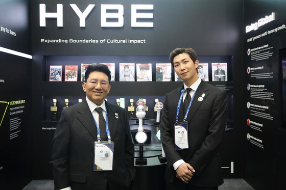 HYBE（ハイブ）のパン・シヒョク議長とBTS（防弾少年団）のRM。聯合ニュース 