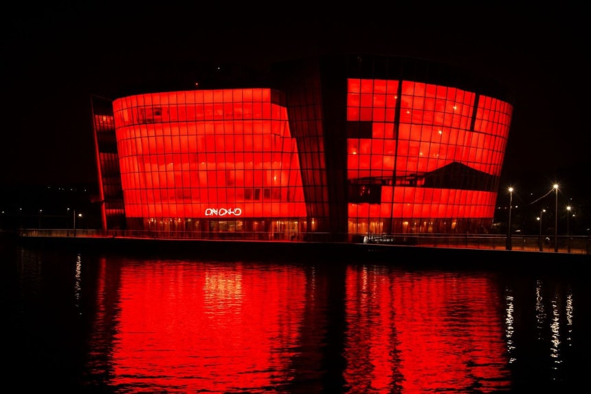   BTSカムバックを歓迎する赤い照明のセビッソム。［写真 ソウル市］