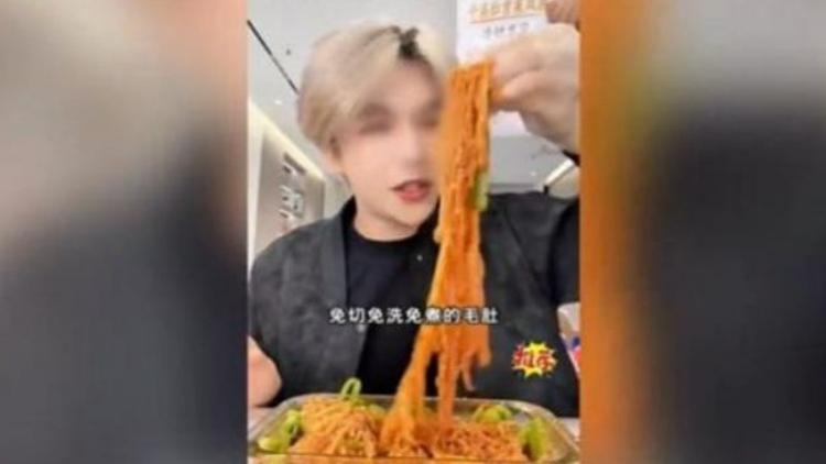 中国の有名インフルエンサー「鹿哈」がライブコマースで販売した食品 ［ユーチューブ キャプチャー］