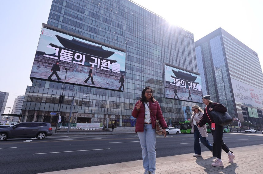 BTS（防弾少年団）の完全体でのカムバック公演を4日後に控え、17日午前、ソウル光化門（クァンファムン）広場で外国人観光客が記念撮影を行っている。［写真　ニュース1］