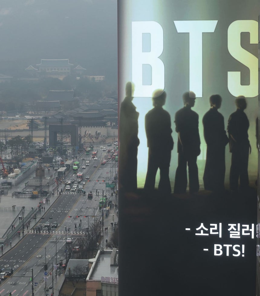 BTS完全体カムバック公演を3日後に控えた18日、ソウル光化門広場付近のビルの電光掲示板に公演を知らせる広告が出ている。 ［ニュース1］