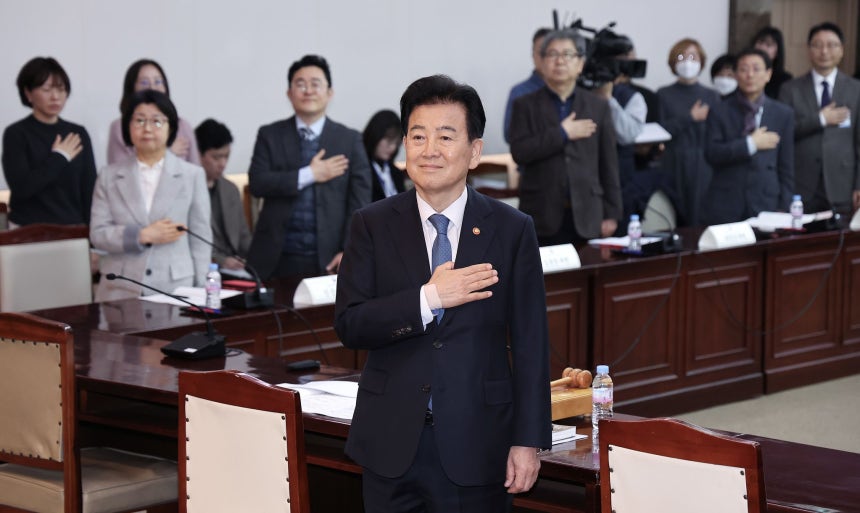 統一部の鄭東泳長官が19日に開かれた南北関係発展委員会全体会議で国旗に敬礼している。［写真 ニュース1］