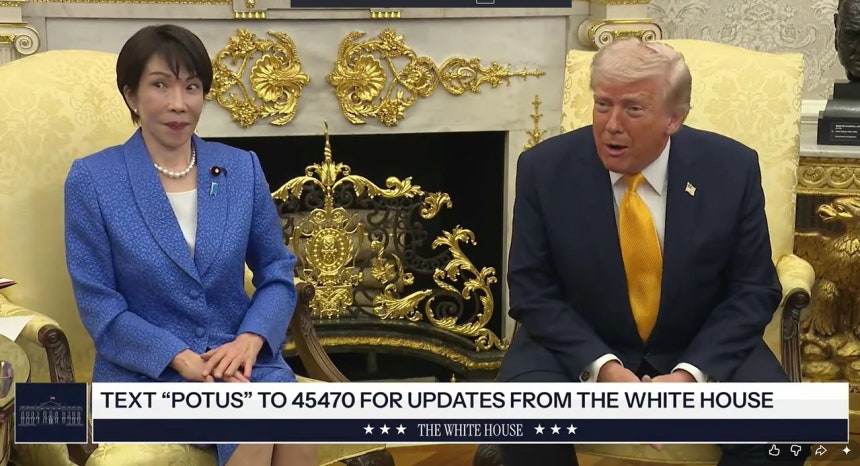   トランプ大統領の回答を聞いていた高市首相が目を見開き、やや当惑したような表情を浮かべている。［写真 ホワイトハウスのYouTube キャプチャー］