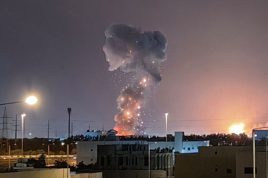 18日（現地時間）、サウジアラビアの首都リヤドの製油施設付近にミサイルの残骸が落下し、爆発している。サウジ当局はこの日、リヤドでイラン発の弾道ミサイル8発を迎撃したと明らかにした。［新華＝聯合ニュース］