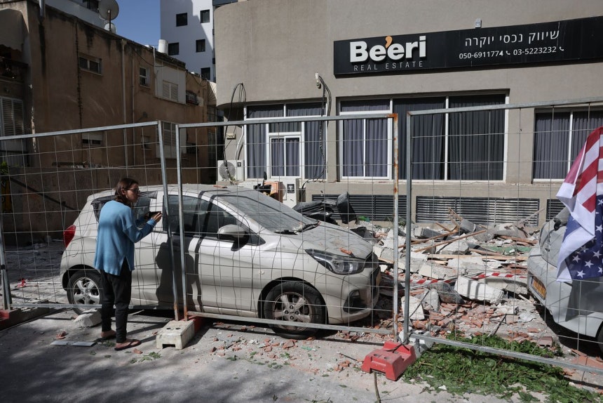 18日（現地時間）、イスラエルのラマトガンでイランのクラスター爆弾が住宅を打撃し、イスラエルで夫婦が死亡した現場を市民が眺めている。［AP＝聯合ニュース］