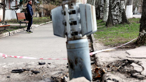 2022年4月11日、ウクライナのルハンシク地域リシチャンスクで、BM－30スメルチ多連装ロケット発射機から発射されたと推定されるクラスター爆弾搭載300ミリロケットの不発弾が地面に刺さっている。［AFP＝聯合ニュース］