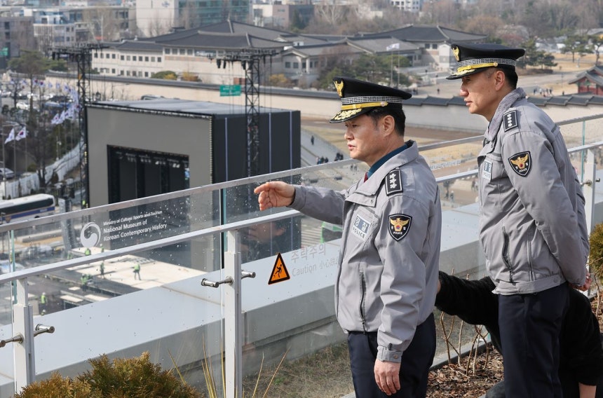  ソウル警察庁の朴正普（パク・ジョンボ）庁長が18日ソウル鍾路区（チョンノグ）大韓民国歴史博物館で光化門（クァンファムン）広場に準備中のBTS（防弾少年団）のカムバック公演の舞台設置現場を視察している。聯合ニュース