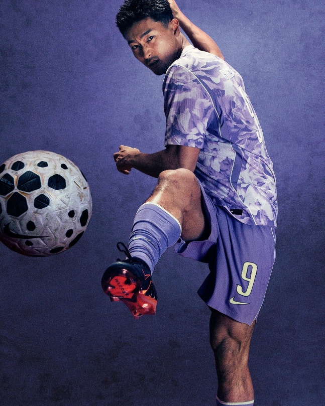 サッカー韓国代表の新しいユニホーム。花柄のアウェー用ユニホームを着た趙圭誠（チョ・ギュソン） ［写真 ナイキ］