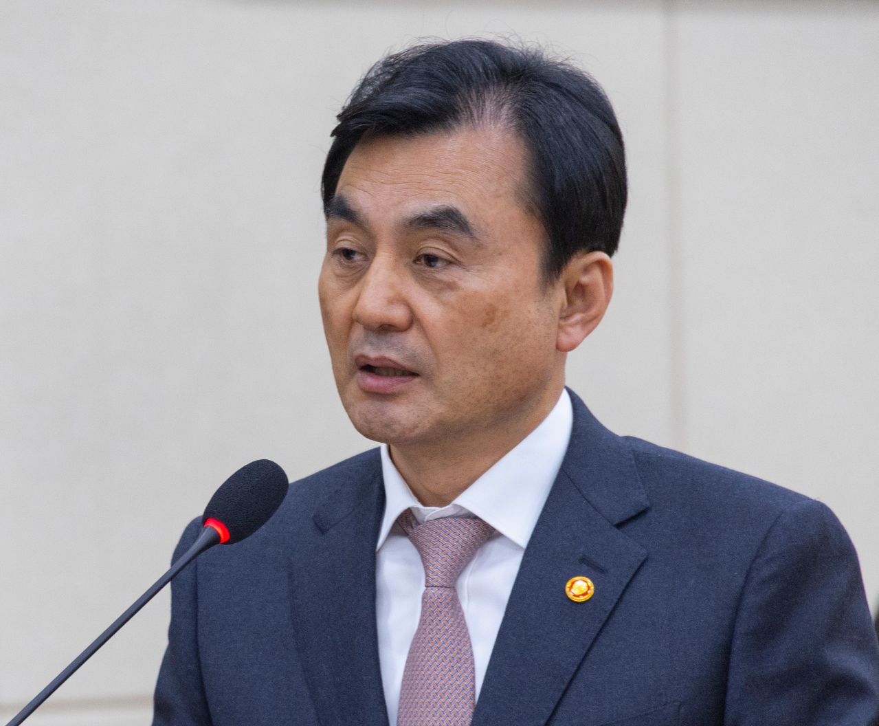 17日、国会で開かれた国防委員会全体会議に出席して業務報告を行った安圭佰（アン・ギュベク）国防部長官 ［聯合ニュース］