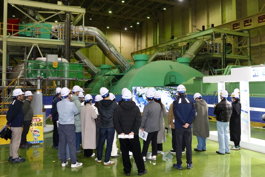 4月に解体作業を控えた古里1号機のタービン室 ［写真 原子力安全委員会］