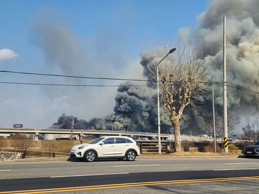 20日午後1時17分ごろ、大田市大徳区文坪洞（テジョンシ・テドクグ・ムンピョンドン）のある自動車部品製造工場で火事が発生した。消防当局は通報から14分で対応第2段階を発令し、消火作業を行っている。聯合ニュース