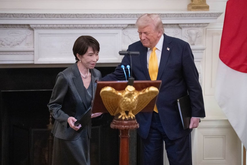 米国のドナルド・トランプ大統領が19日（現地時間）、ワシントンD．C．のホワイトハウス国賓室で開かれた晩餐会で、高市早苗首相を演壇へと案内している。UPI＝聯合ニュース