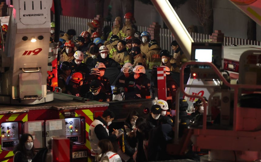 20日午後1時17分ごろ大田大徳区文坪洞の自動車部品工場で発生した大型火災で14人が行方不明になった。消防隊員らが遺体を運んでいる。［ニュース1］