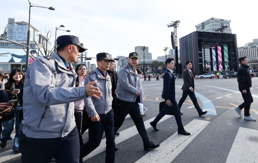 兪在成（ユ・ジェソン）警察庁長官職務代行が19日午後、防弾少年団（BTS）カムバック公演（21日）が開催されるソウル光化門広場一帯を現場点検している。［ニュース1］