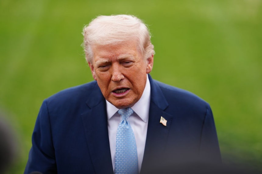 トランプ米大統領が20日（現地時間）、ホワイトハウスで専用ヘリコプターに搭乗する前、取材陣と対話している。 ［AP＝聯合ニュース］