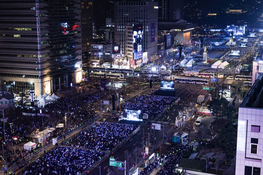 21日にソウルの光化門広場でBTSのカムバックライブが開かれている。［写真 共同取材団］