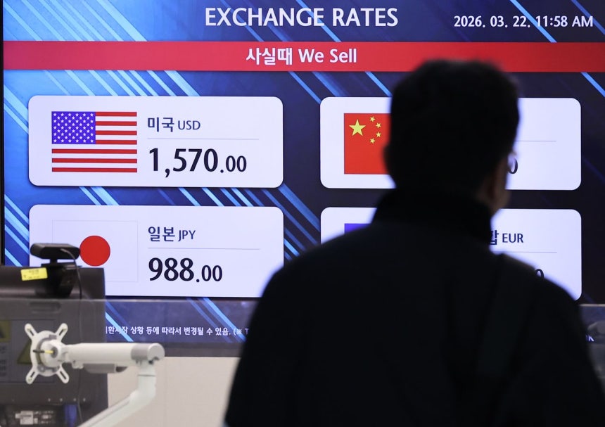 ウォン相場が金融危機から17年ぶりに1500ウォンを突破し金融市場全般に緊張感が高まっている。ソウル外国為替市場によると20日の為替相場は1ドル＝1500．60ウォンで取引を終え、2営業日連続で終値基準1500ウォン台を突破した。写真は22日、仁川国際空港の両替所。［写真 ニュース1］