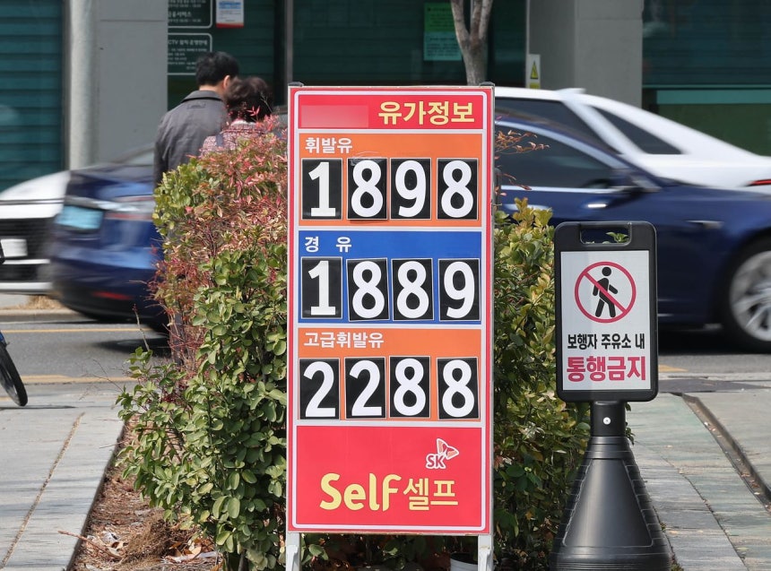  22日、ソウル市内のガソリンスタンド前に原油価格が掲示されている。韓国石油公社によると3月第3週のガソリンスタンドガソリン平均価格は前週より72．30ウォン安の1リットル＝1829．30ウォンだった。軽油平均価格は前週比96．50ウォン安の1828．00ウォンを記録し大きな下げ幅を見せた。［写真 聯合ニュース］