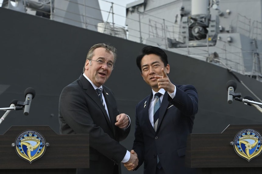 ドイツのピストリウス国防相（左）と小泉進次郎防衛相が22日、横須賀海上自衛隊基地で共同記者会見を終えた後、握手している。［AP＝聯合ニュース］