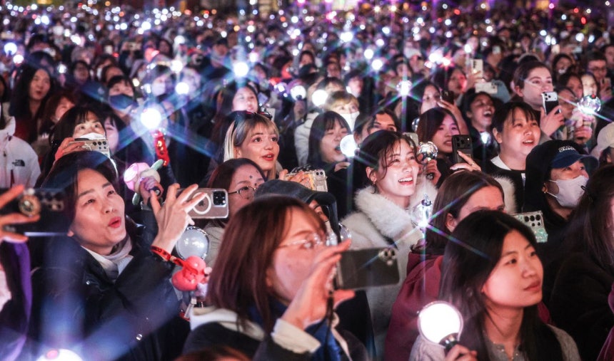 21日午後、ソウル・光化門（クァンファムン）広場で開かれたグループBTS（防弾少年団）のカムバック公演をARMY（アーミー、BTSのファンダム）が観覧している。ソウル市はこの日、公演に約4万8000人が集まったと推計した。キム・ギョンロク記者