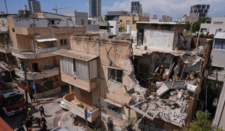 イランのミサイルで破壊されたイスラエル・テルアビブの住宅街 ［AP＝聯合ニュース］