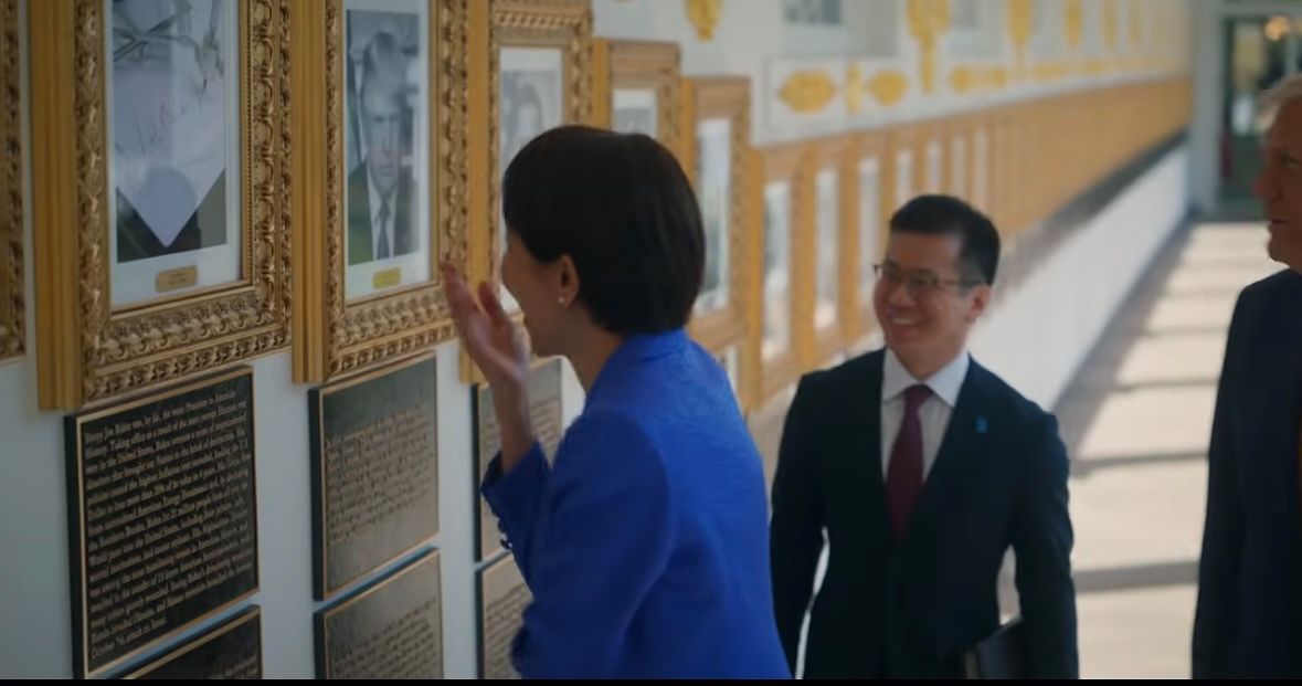  バイデン前大統領を嘲弄する写真を見て笑っている高市首相［写真 YouTubeアカウント キャプチャー］