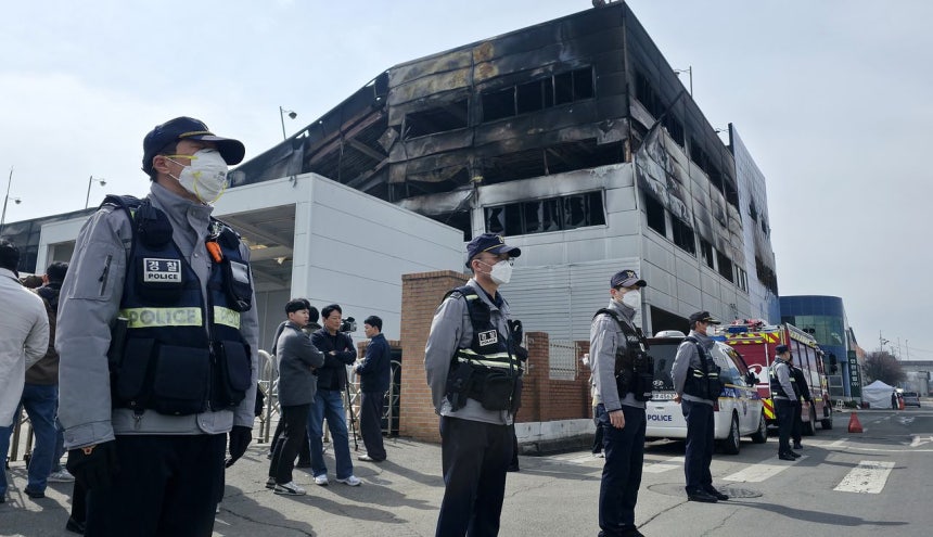 22日、大規模火災により多くの人的被害が発生した大田・大徳（テドク）産業団地に位置する自動車部品工場の火災現場で、警察や消防、国立科学捜査研究院など政府合同による火災調査が行われている。キム・ソンテ客員記者