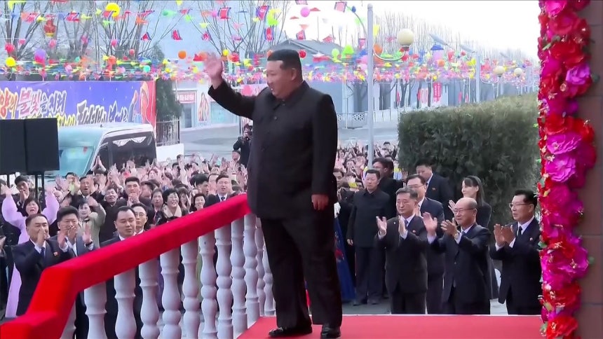 北朝鮮の金正恩（キム・ジョンウン）国務委員長が15日、順川（スンチョン）地区青年炭鉱連合企業所の天聖（チョンソン）青年炭鉱を訪問し、最高人民会議第15期代議員選挙に参加して投票者の前で重要演説をしたと、朝鮮中央テレビが16日報道した。［朝鮮中央テレビ画面］