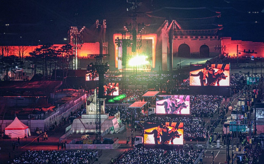 21日、ソウル・光化門（クァンファムン）広場で、グループBTS（防弾少年団）の5枚目のフルアルバム『ARIRANG（アリラン）』の発売を記念した無料公演「BTS THE COMEBACK LIVE | ARIRANG」が開催されている。写真共同取材団