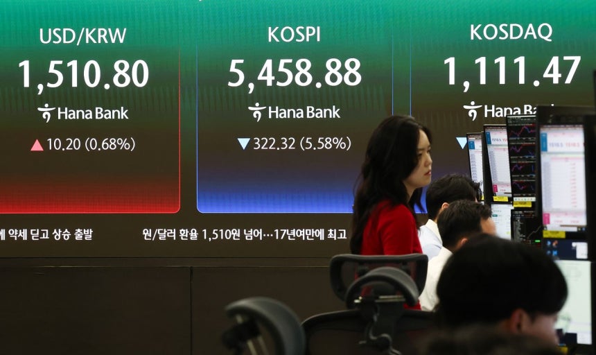 KOSPIが続落し売りサイドカーが発動された23日午前、ソウルのハナ銀行ディーリングルームのモニターに証券市況が表示されている。［写真 ニュース1］