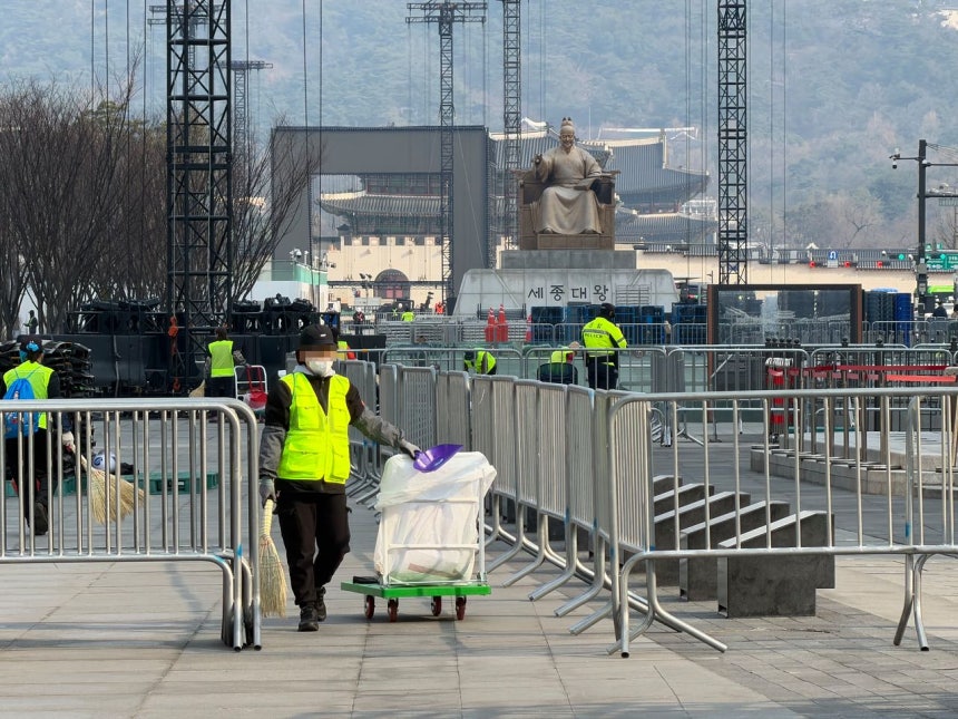 BTS公演翌日の22日午前、ソウル・光化門広場を整理する関係者。イム・ソンビン記者