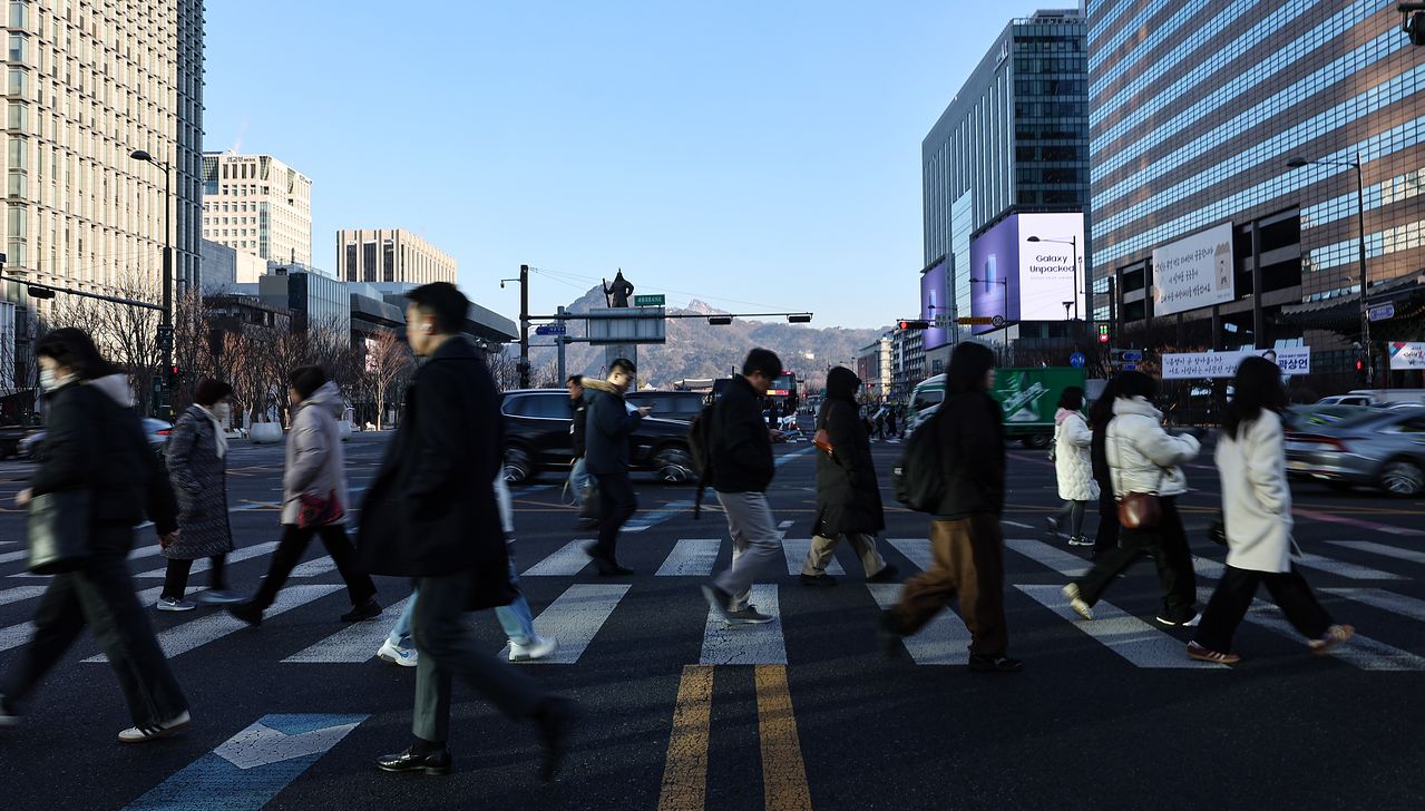 先月19日午前の通勤時間帯に市民がソウル・光化門前交差点を歩いている。［写真 ニュース1］