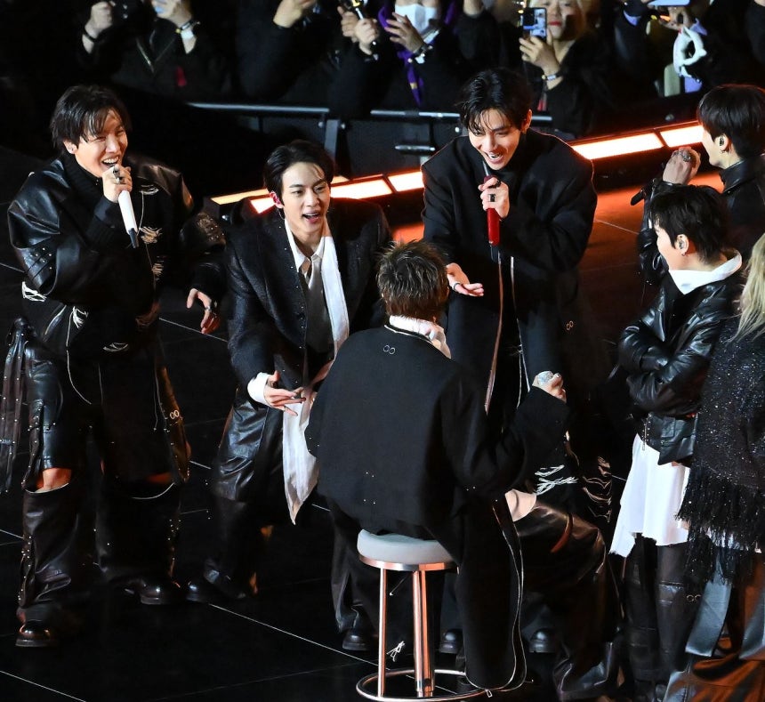 グループBTS（防弾少年団）が21日、ソウル光化門（クァンファムン）広場で、5枚目のフルアルバム『ARIRANG』の発売を記念して無料公演「BTS THE COMEBACK LIVE｜ARIRANG」を開催している。聯合ニュース