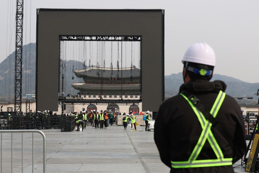  BTS（防弾少年団）の公演終了翌日の22日、ソウル鍾路区（チョンノグ）の光化門（クァンファムン）広場で、作業員がステージの解体および装備の撤収作業を行っている。聯合ニュース